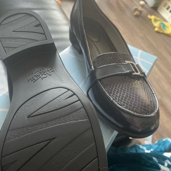 Brand new in the box Navy loafers. Never worn - Picture 3 of 3